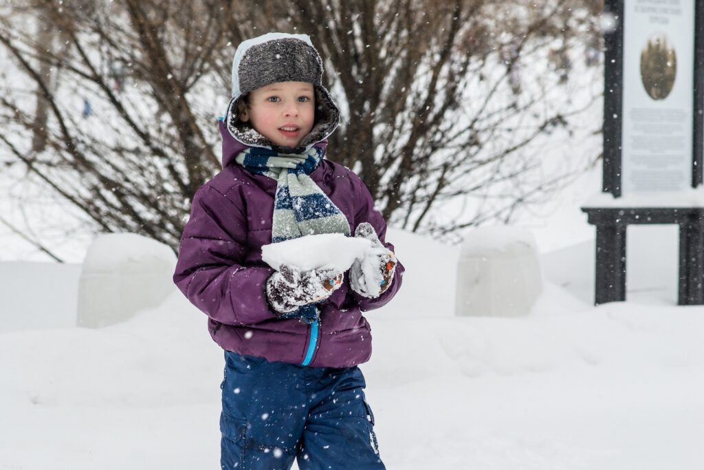 Mitä lapselle päälle pakkasella - lapsi leikkimässä lumessa.